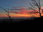 70 Si oscura il cielo, si accendono le luci in pianura